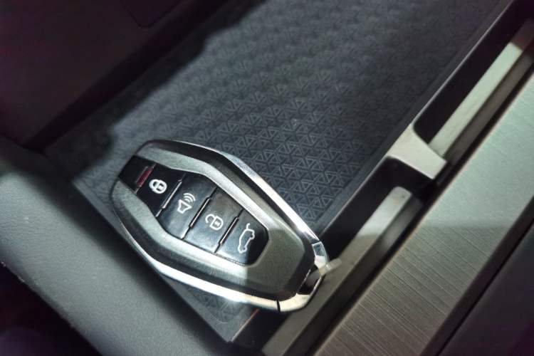 Used Soueast DX8S 2022 1.5T DCT Long-Range Version 7 Seats Vehicle Key