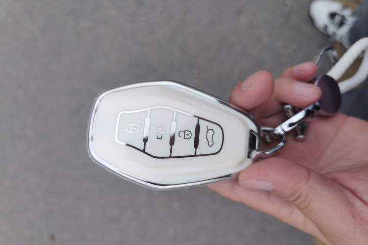 Used Soueast DX8S 2022 1.5T DCT Long-Range Version 7 Seats Vehicle Key
