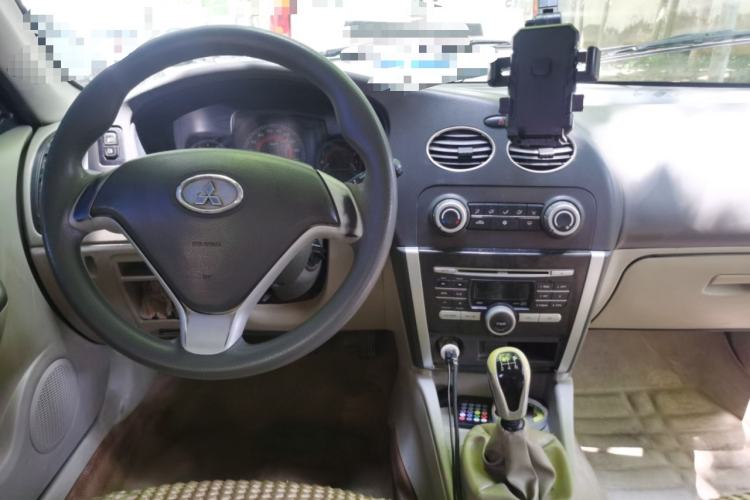 Used Soueast V3 Lingyue 2011 1.5L Manual Comfort Edition Center Console