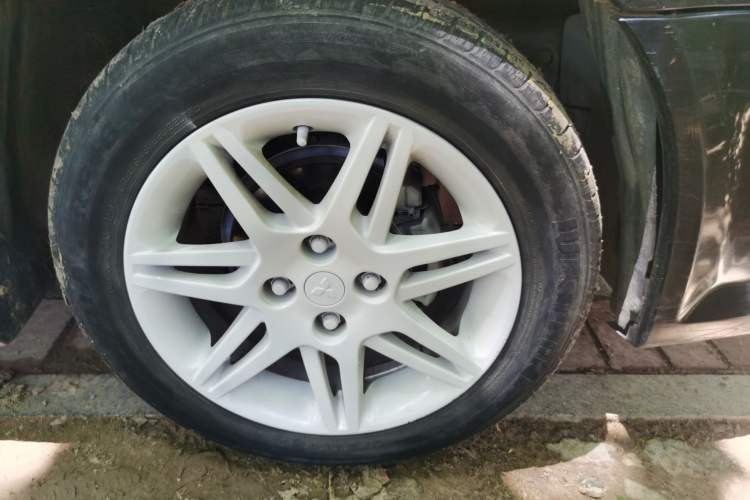 Used Soueast V3 Lingyue 2011 1.5L Manual Comfort Edition Right Front Wheel Hub