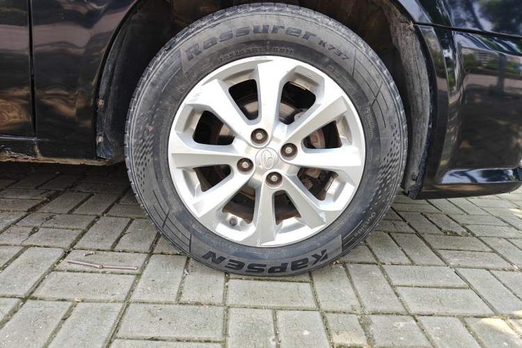 Used Soueast V3 Lingyue 2011 1.5L Manual Comfort Edition Right Front Wheel Hub