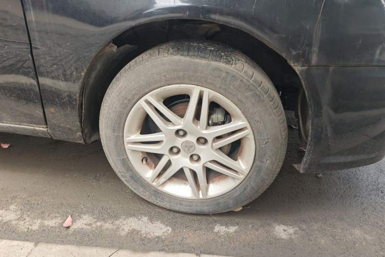 Used Soueast V3 Lingyue 2011 1.5L Manual Happiness Edition Right Front Wheel Hub