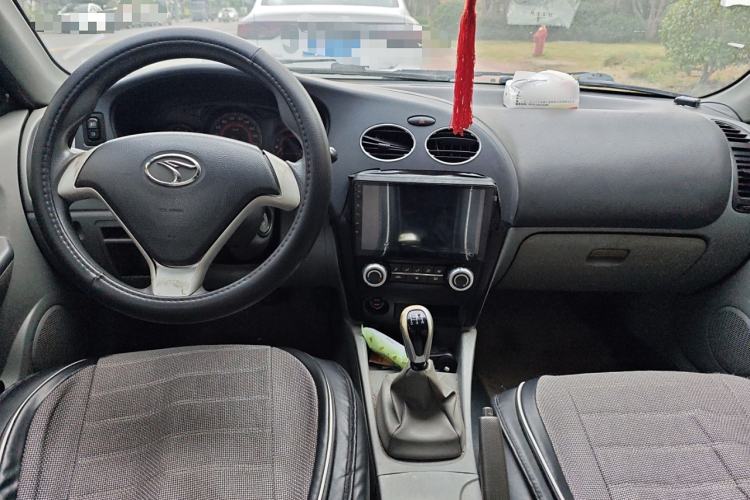 Used Soueast V3 Lingyue 2011 1.5L Manual Comfort Edition Center Console