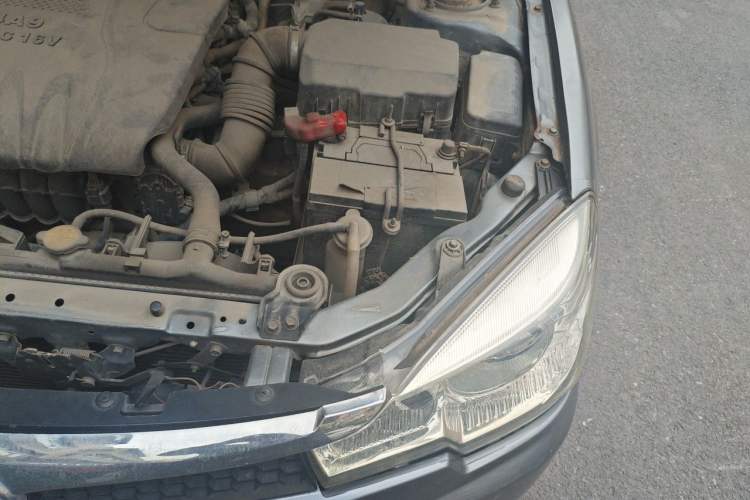 Used Soueast V3 Lingyue 2011 1.5L Manual Comfort Edition Engine Bay Left