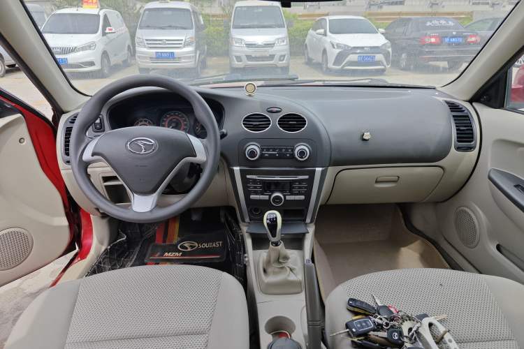 Used Soueast V3 Lingyue 2011 Revised Version 1.5L Manual – Style Edition Center Console