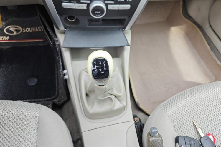 Used Soueast V3 Lingyue 2011 Revised Version 1.5L Manual – Style Edition Gear Lever