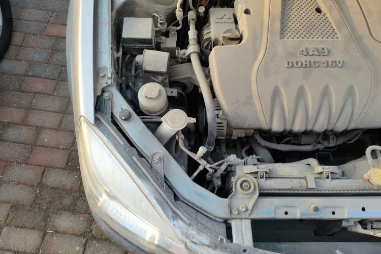 Used Soueast V3 Lingyue 2011 1.5L Manual Comfort Edition Engine Bay Right