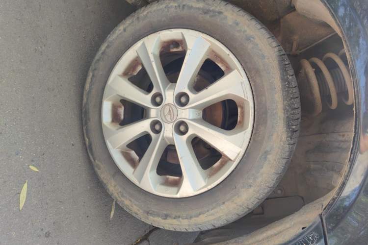 Used Soueast V3 Lingyue 2012 1.5L Manual Happiness Edition Right Front Wheel Hub