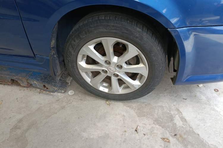 Used Soueast V3 Lingyue 2012 1.5L Manual New Happiness Edition Right Front Wheel Hub