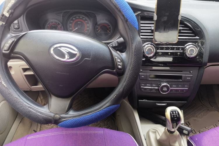 Used Soueast V3 Lingyue 2012 Revised Version 1.5L Manual Flagship Edition Center Console