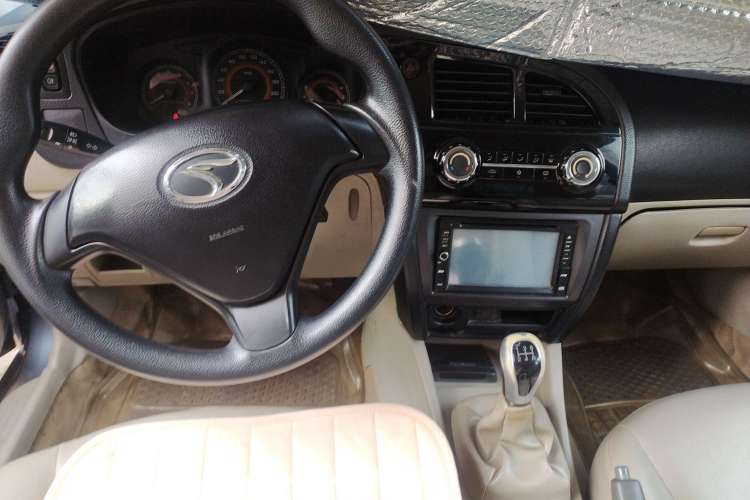 Used Soueast V3 Lingyue 2012 1.5L Manual Luxury Edition Center Console
