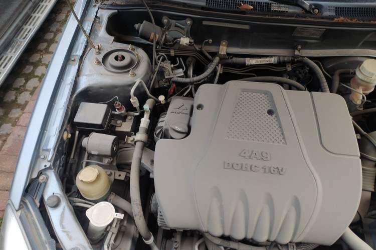 Used Soueast V3 Lingyue 2012 1.5L Manual Luxury Edition Engine Bay Right