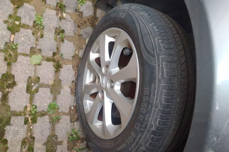 Used Soueast V3 Lingyue 2012 1.5L Manual Luxury Edition Right Front Wheel Hub