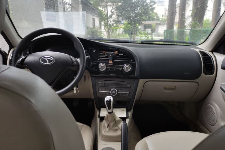 Used Soueast V3 Lingyue 2012 Revised Version 1.5L Manual Flagship Edition Center Console