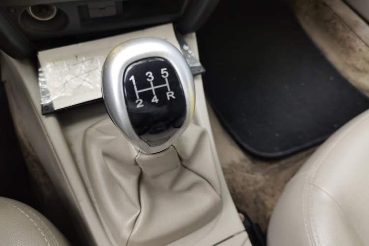 Used Soueast V3 Lingyue 2012 Revised Version 1.5L Manual Flagship Edition Gear Lever