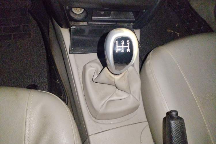 Used Soueast V3 Lingyue 2012 Revised Version 1.5L Manual Luxury Edition Gear Lever