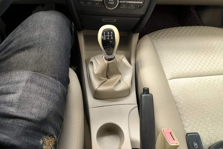 Used Soueast V3 Lingyue 2012 Revised Version 1.5L Manual Luxury Edition Gear Lever