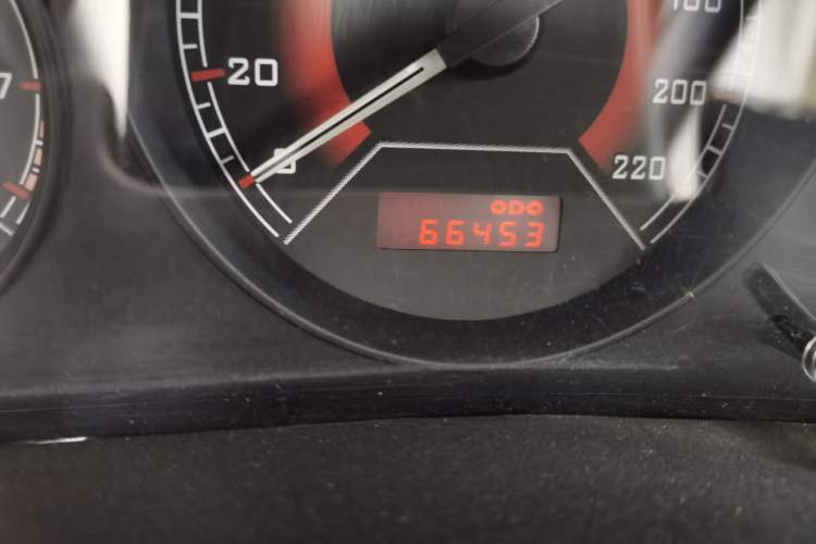 Used Soueast V3 Lingyue 2012 Revised Version 1.5L Manual Flagship Edition Odometer Close Up