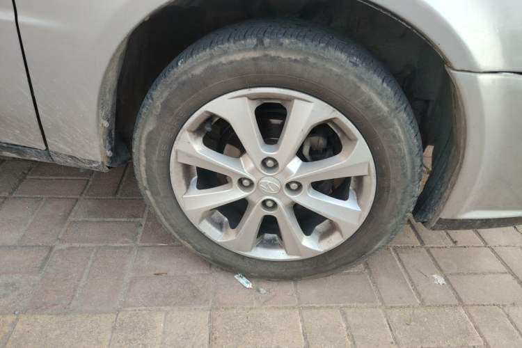 Used Soueast V3 Lingyue 2012 1.5L Manual New Happiness Edition Right Front Wheel Hub
