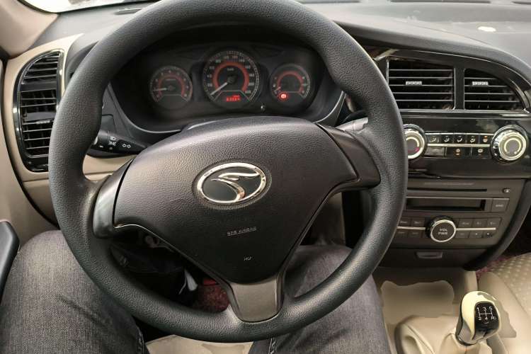 Used Soueast V3 Lingyue 2012 Revised Version 1.5L Manual Luxury Edition Steering Wheel