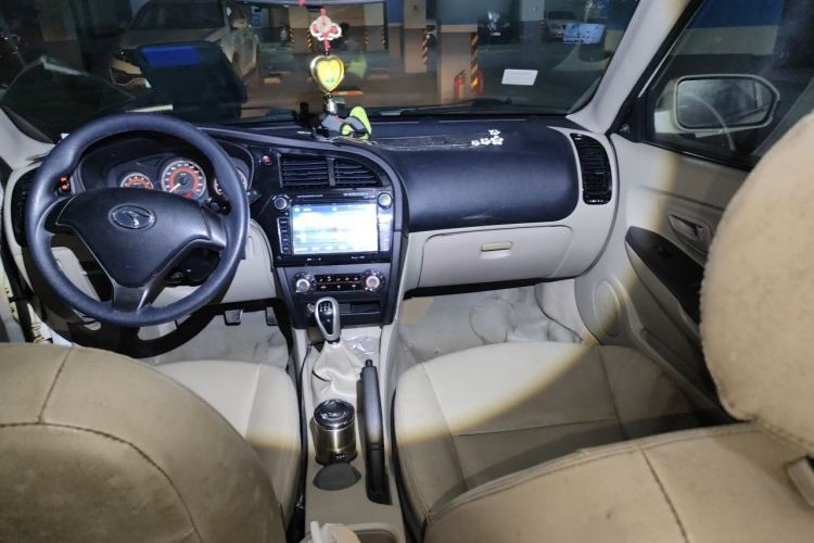 Used Soueast V3 Lingyue 2012 1.5L Manual Luxury Edition Center Console