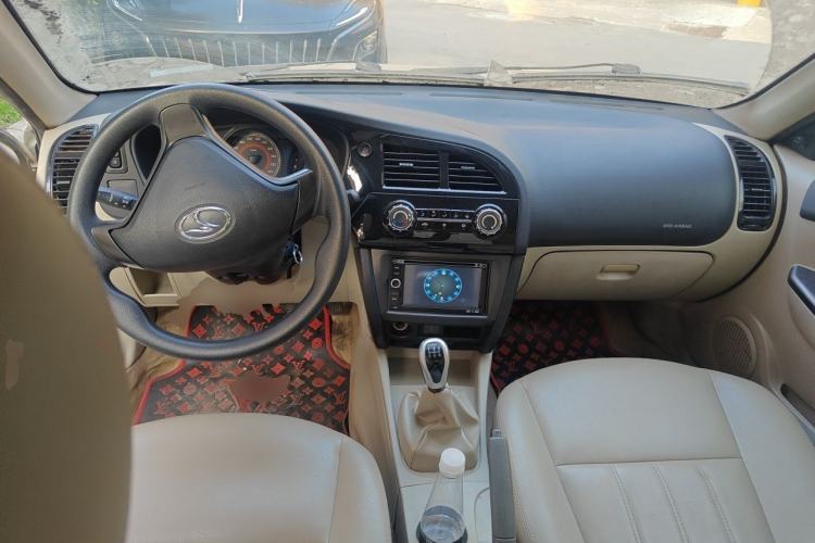 Used Soueast V3 Lingyue 2012 1.5L Manual Comfort Edition Center Console