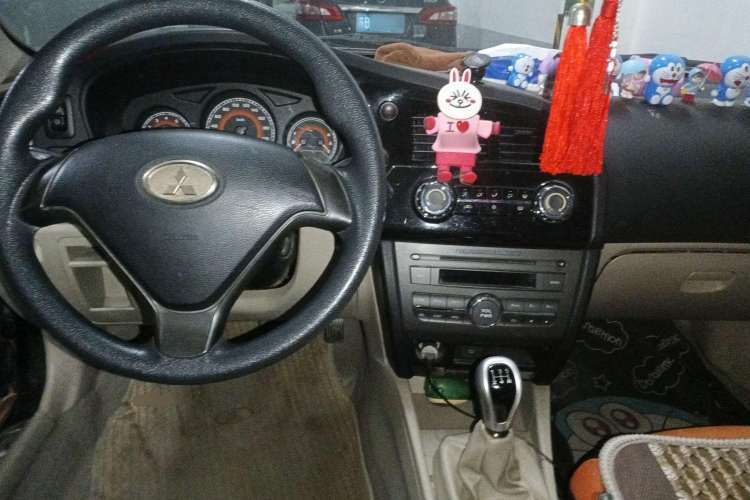 Used Soueast V3 Lingyue 2012 1.5L Manual Comfort Edition Center Console
