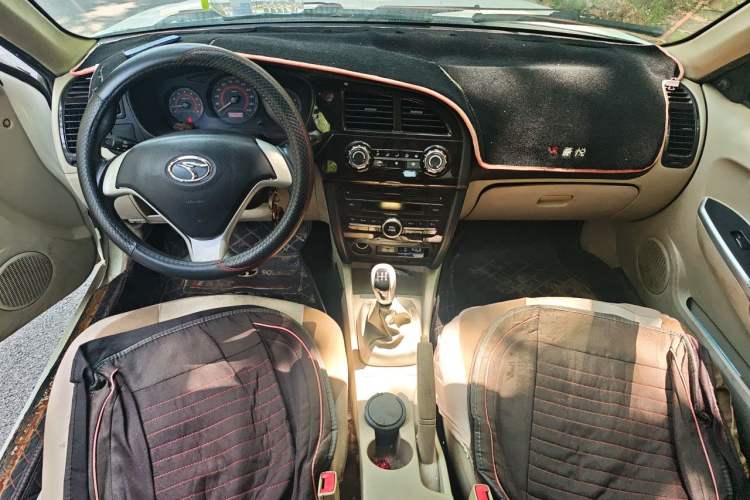 Used Soueast V3 Lingyue 2012 Revised Version 1.5L Manual – Happiness Edition Center Console