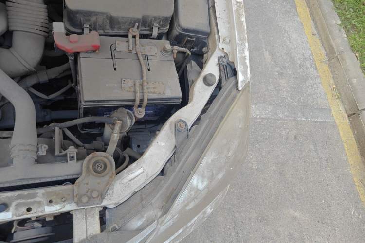 Used Soueast V3 Lingyue 2012 1.5L Manual Comfort Edition Engine Bay Left