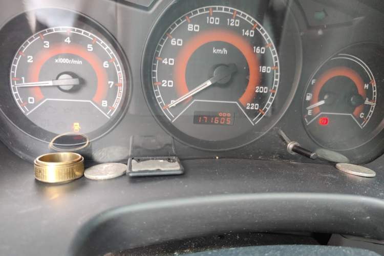 Used Soueast V3 Lingyue 2012 1.5L Manual New Happiness Edition Odometer Close Up