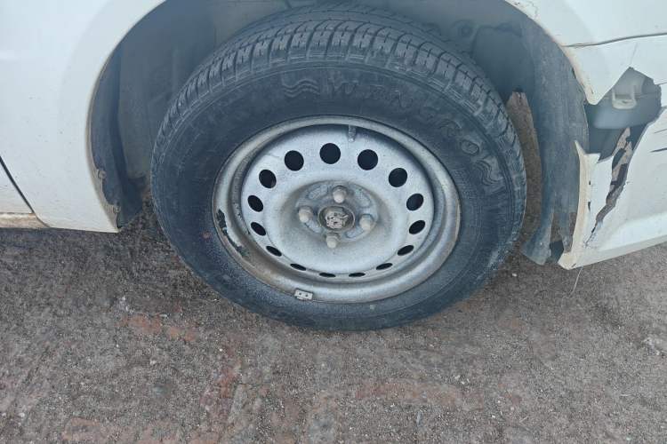 Used Soueast V3 Lingyue 2012 Revised Version 1.5L Manual Comfort Edition Right Front Wheel Hub