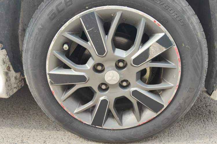 Used Soueast V3 Lingyue 2012 1.5L Manual New Happiness Edition Right Front Wheel Hub