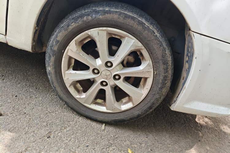 Used Soueast V3 Lingyue 2012 1.5L Manual Comfort Edition Right Front Wheel Hub