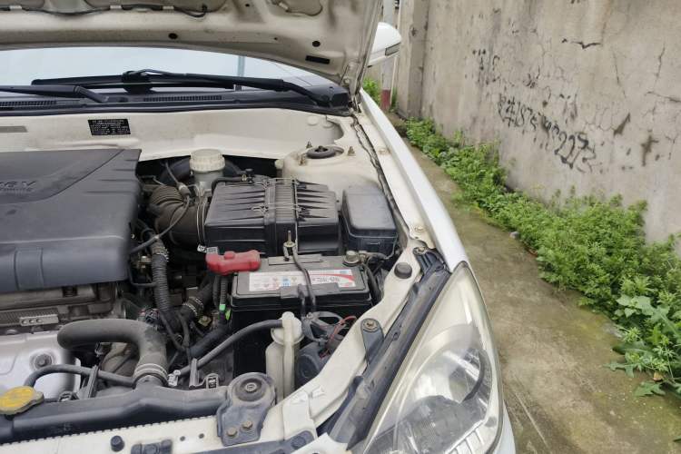 Used Soueast V3 Lingyue 2013 Revised Version 1.5L Manual – Affordable Edition Engine Bay Left