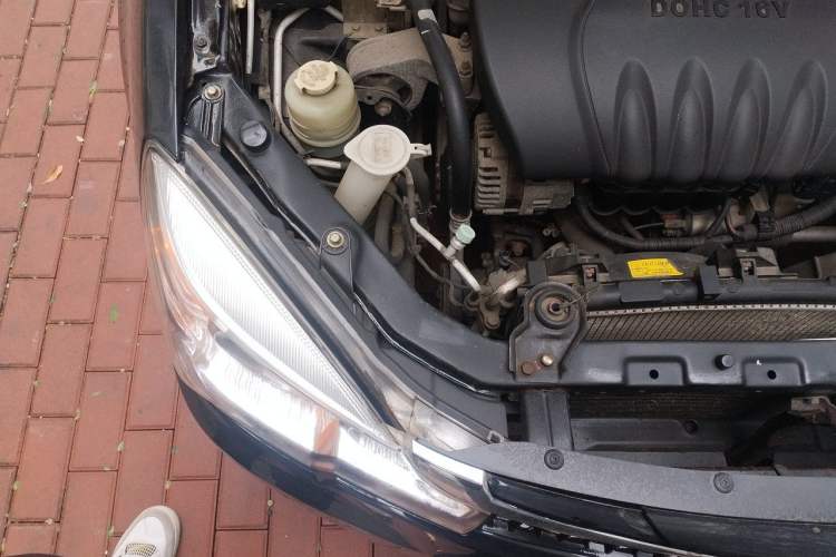 Used Soueast V3 Lingyue 2014 1.5L Manual Entry-Level Version Engine Bay Right