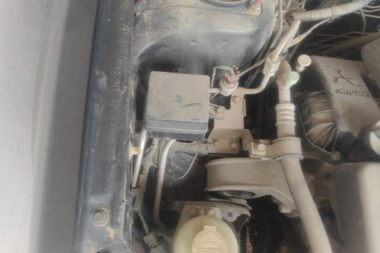 Used Soueast V3 Lingyue 2014 1.5L Manual Entry-Level Version Engine Bay Right