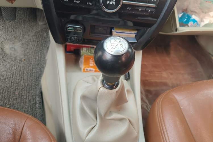 Used Soueast V3 Lingyue 2014 1.5L Manual Smart Edition Gear Lever