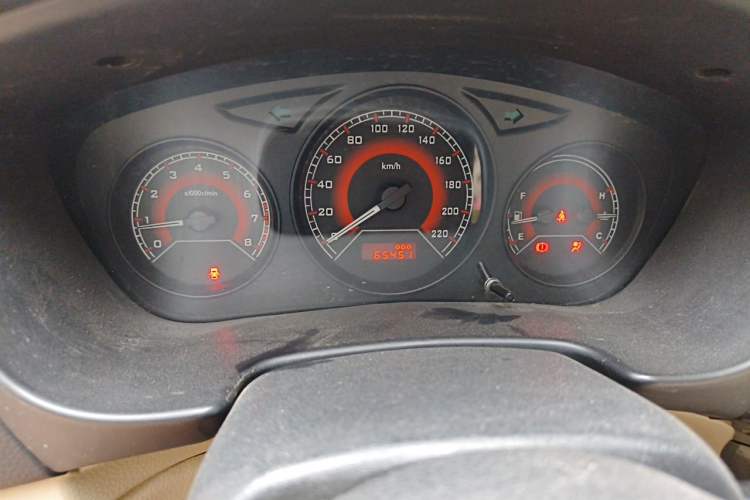 Used Soueast V3 Lingyue 2014 1.5L Manual Entry-Level Version Odometer Close Up
