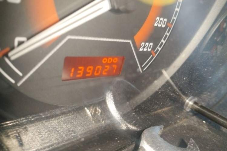 Used Soueast V3 Lingyue 2014 1.5L Manual Entry-Level Version Odometer Close Up