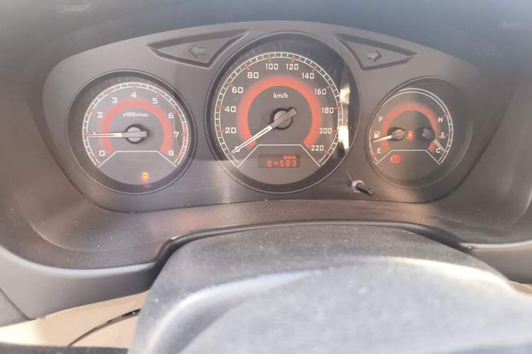 Used Soueast V3 Lingyue 2014 1.5L Manual Entry-Level Version Odometer Close Up