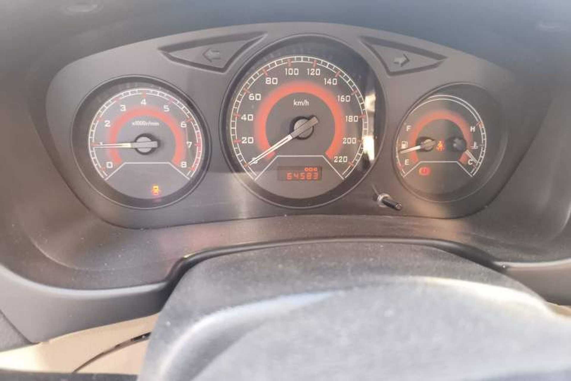 Used Soueast V3 Lingyue 2014 1.5L Manual Entry-Level Version Odometer Close Up