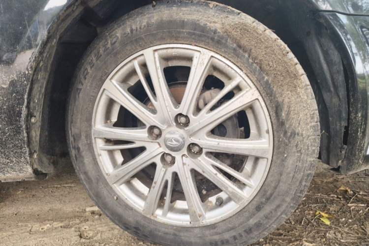 Used Soueast V3 Lingyue 2014 1.5L Manual Happiness Edition Right Front Wheel Hub