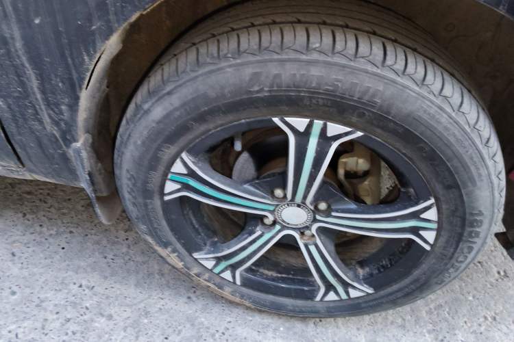 Used Soueast V3 Lingyue 2014 1.5L Manual Smart Edition Right Front Wheel Hub