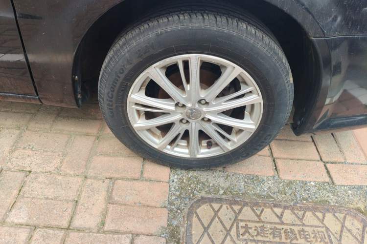 Used Soueast V3 Lingyue 2014 1.5L Manual Luxury Edition Right Front Wheel Hub