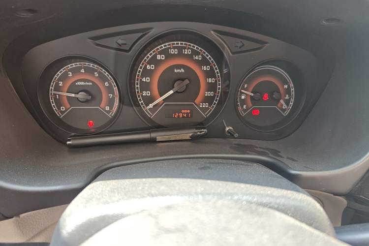 Used Soueast V3 Lingyue 2014 1.5L Manual Entry-Level Version Odometer Close Up