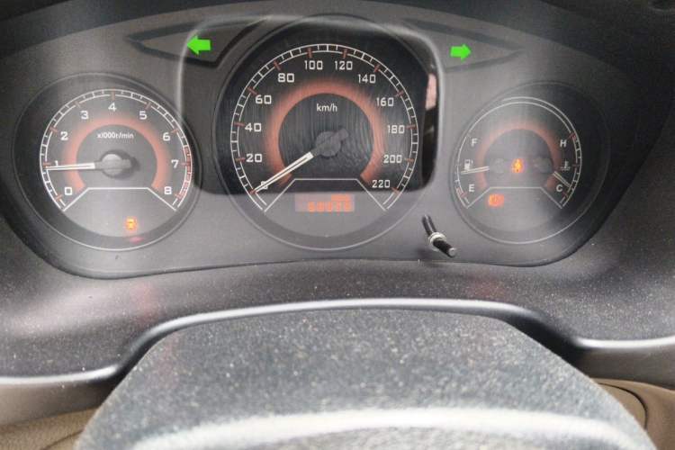 Used Soueast V3 Lingyue 2014 1.5L Manual Entry-Level Version Odometer Close Up