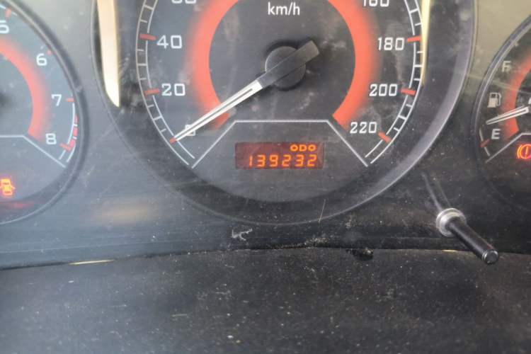 Used Soueast V3 Lingyue 2014 1.5L Manual Entry-Level Version Odometer Close Up