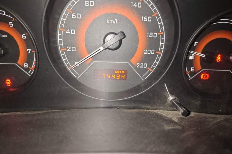 Used Soueast V3 Lingyue 2014 1.5L Manual Entry-Level Version Odometer Close Up