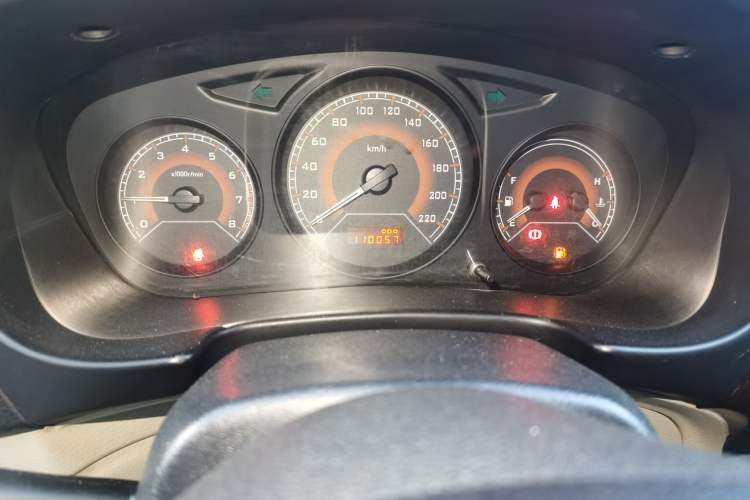 Used Soueast V3 Lingyue 2014 1.5L Manual Entry-Level Version Odometer Close Up