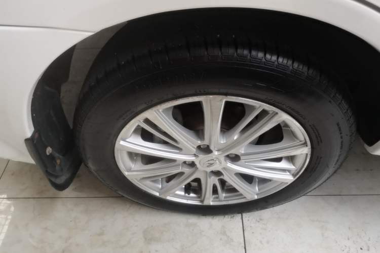Used Soueast V3 Lingyue 2014 1.5L Manual Entry-Level Version Exterior 5